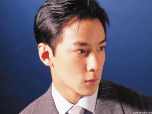 晒浴霸、穿毛衣……动物园怕冷动物过冬有